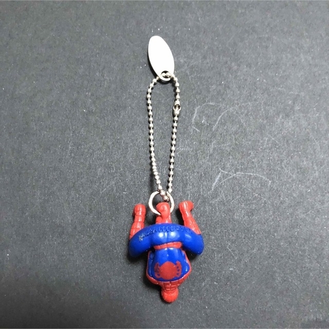 MARVEL(マーベル)のMARVELスパイダーマンキーホルダー スマホ/家電/カメラのスマホアクセサリー(ストラップ/イヤホンジャック)の商品写真