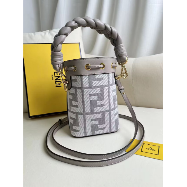 超高級・希少✨FENDI モントレゾール 2way ショルダーバッグ ズッカ柄
