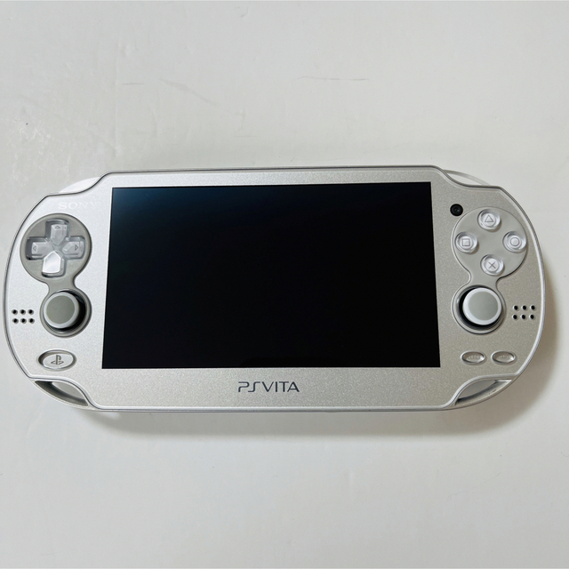 PlayStation Vita(プレイステーションヴィータ)のPlayStationVita Wi-Fiモデル アイスシルバーPCH-1000 エンタメ/ホビーのゲームソフト/ゲーム機本体(携帯用ゲーム機本体)の商品写真