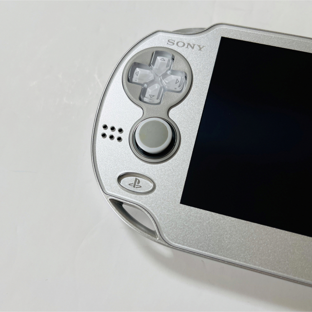 PlayStation Vita(プレイステーションヴィータ)のPlayStationVita Wi-Fiモデル アイスシルバーPCH-1000 エンタメ/ホビーのゲームソフト/ゲーム機本体(携帯用ゲーム機本体)の商品写真