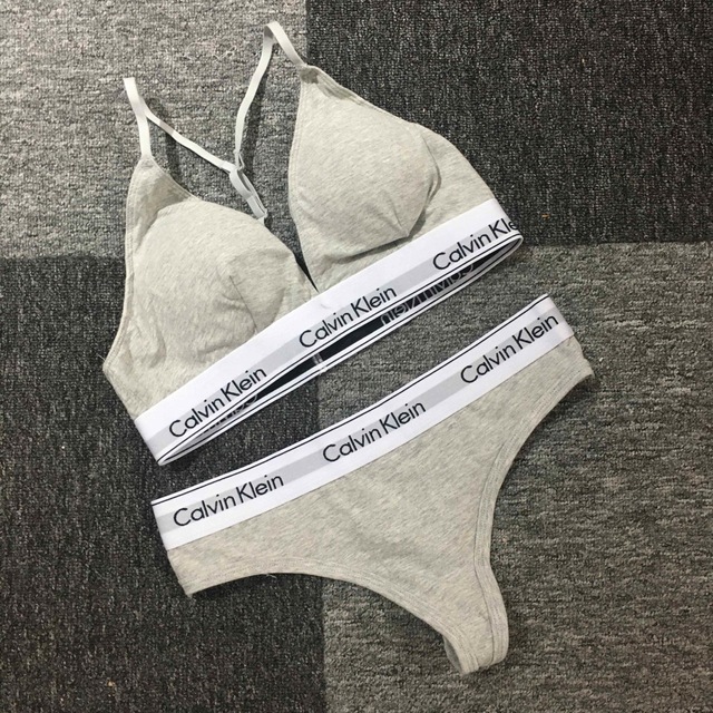 ck Calvin Klein(シーケーカルバンクライン)のカルバンクライン　レディース　上下セット　ブラ&ショーツTバッグ　灰　下着　M レディースの下着/アンダーウェア(ブラ&ショーツセット)の商品写真