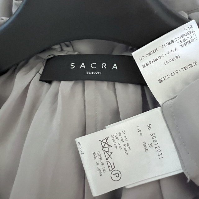 SACRA(サクラ)のSACRA ♡デザインシャツ レディースのトップス(シャツ/ブラウス(半袖/袖なし))の商品写真