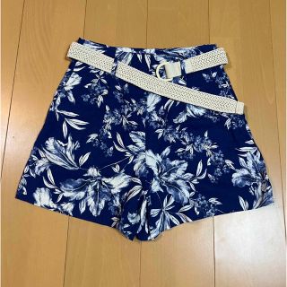 ザラ(ZARA)のZARA ザラ ショートパンツ ブルー リーフ柄 ベルト付き(ショートパンツ)