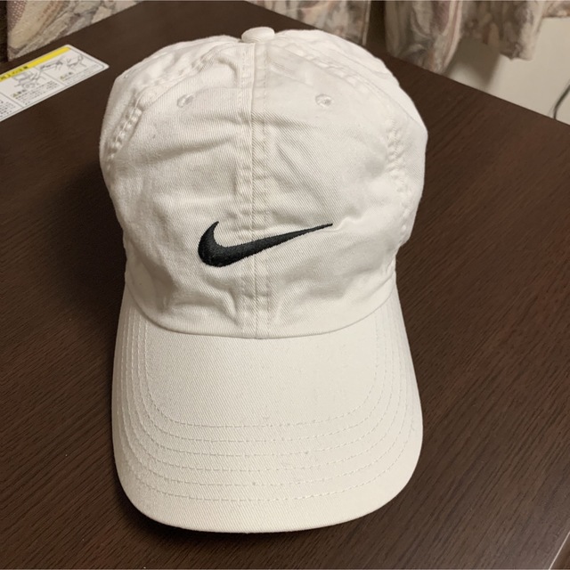 NIKE(ナイキ)のNIKE ナイキ　キャップ56cm ホワイト×ブラック キッズ/ベビー/マタニティのこども用ファッション小物(帽子)の商品写真