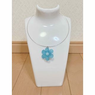 水色のお花×オパールの組み合わせがカワイイメモリーワイヤーのネックレス(ネックレス)