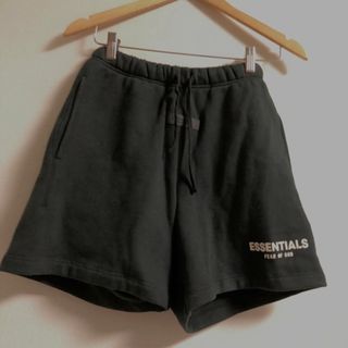 フィアオブゴッド(FEAR OF GOD)のESSENTIALS ロゴ ハーフパンツ ブラック (ハーフパンツ)