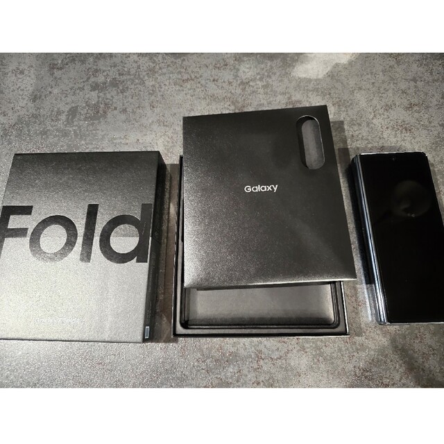 SAMSUNG(サムスン)の【セール】SAMSUNG Galaxy Z Fold4  国内版（au） スマホ/家電/カメラのスマートフォン/携帯電話(スマートフォン本体)の商品写真