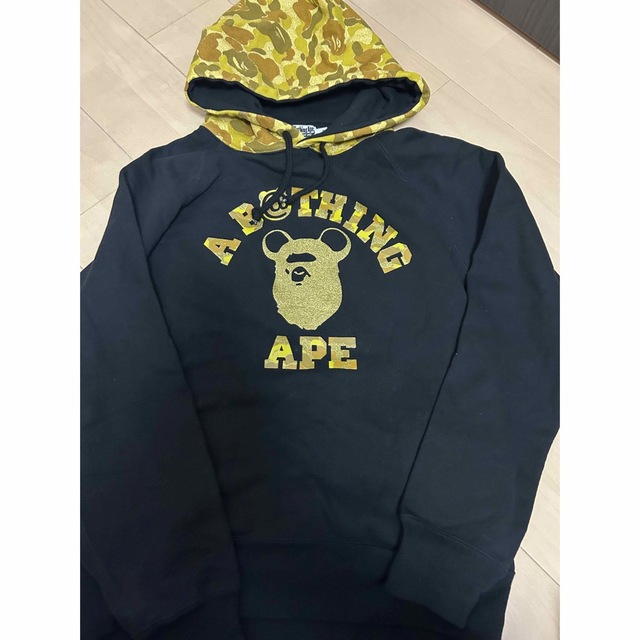 A BATHING APE(アベイシングエイプ)の激レアM美品！BAPE×BE@RBRICK金ラメプルオーバーパーカーベアブリック メンズのトップス(パーカー)の商品写真