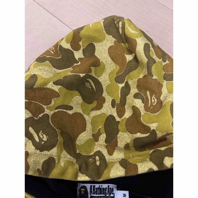 A BATHING APE(アベイシングエイプ)の激レアM美品！BAPE×BE@RBRICK金ラメプルオーバーパーカーベアブリック メンズのトップス(パーカー)の商品写真