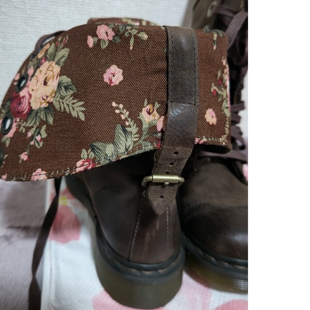 Dr.Martens(ドクターマーチン)のDr.Martens 花柄ロングブーツ おでこ靴 ブラウン レディースの靴/シューズ(ブーツ)の商品写真