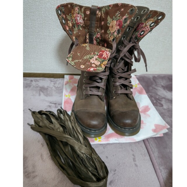 Dr.Martens(ドクターマーチン)のDr.Martens 花柄ロングブーツ おでこ靴 ブラウン レディースの靴/シューズ(ブーツ)の商品写真