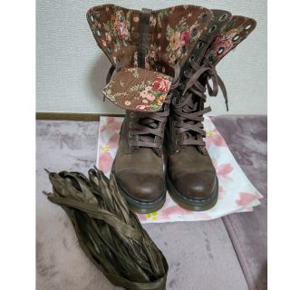 ドクターマーチン(Dr.Martens)のDr.Martens 花柄ロングブーツ おでこ靴 ブラウン(ブーツ)