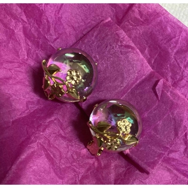 nichinichi クリアガラス花飾りイヤリング＋イヤリングカバー一個 ハンドメイドのアクセサリー(イヤリング)の商品写真