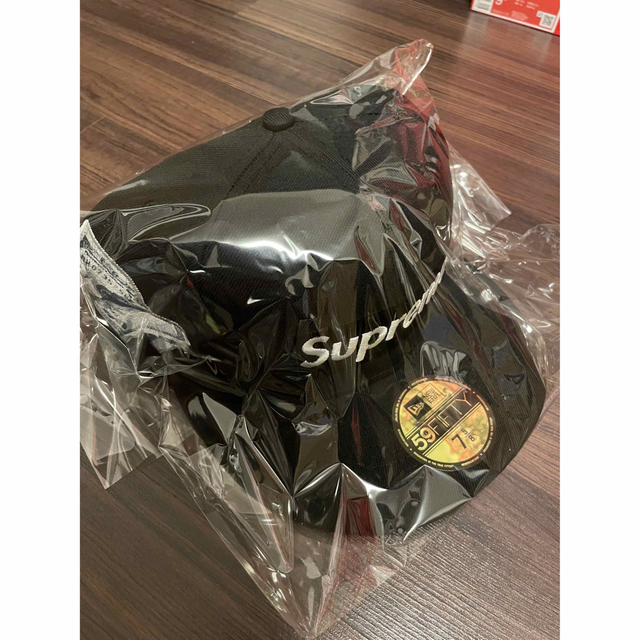 Supreme(シュプリーム)のMoney Box Logo New Era Black 7 5/8 メンズの帽子(キャップ)の商品写真