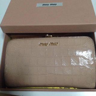 ミュウミュウ(miumiu)のmiu miu クロコ型押しがま口財布(財布)