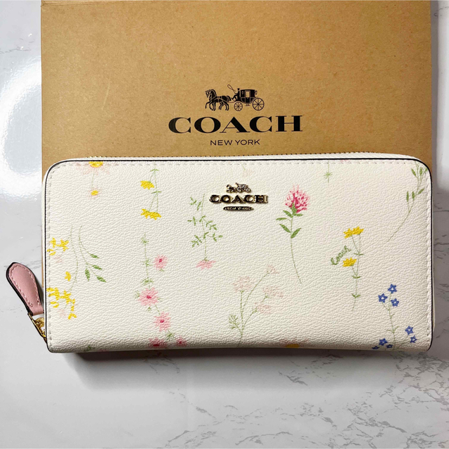 COACH 花柄 ラウンドファスナー 長財布 ホワイト/ピンク | フリマアプリ ラクマ