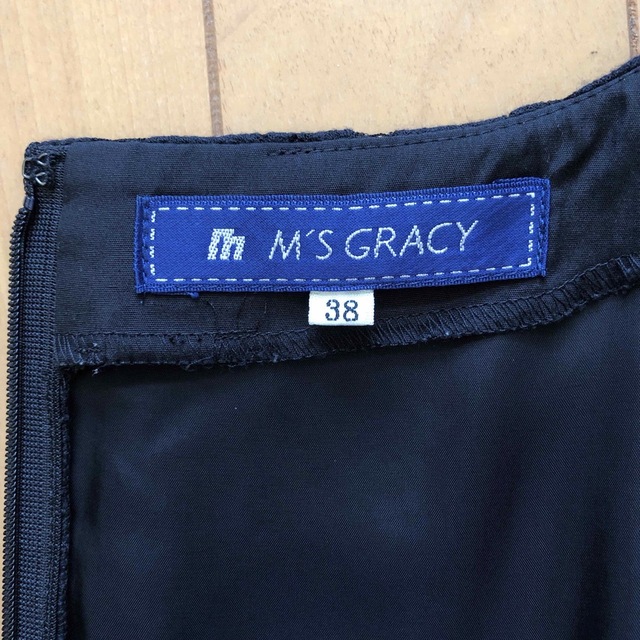 M'S GRACY(エムズグレイシー)のレース 膝丈 ワンピース 38 黒 カタログ色違い エムズグレーシー M’S レディースのワンピース(ひざ丈ワンピース)の商品写真