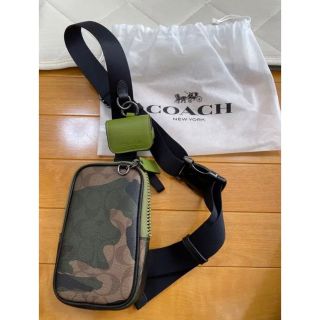 コーチ(COACH)のマルチファンクション フォーン パック・シグネチャー キャンバス・カモ プリント(ボディーバッグ)