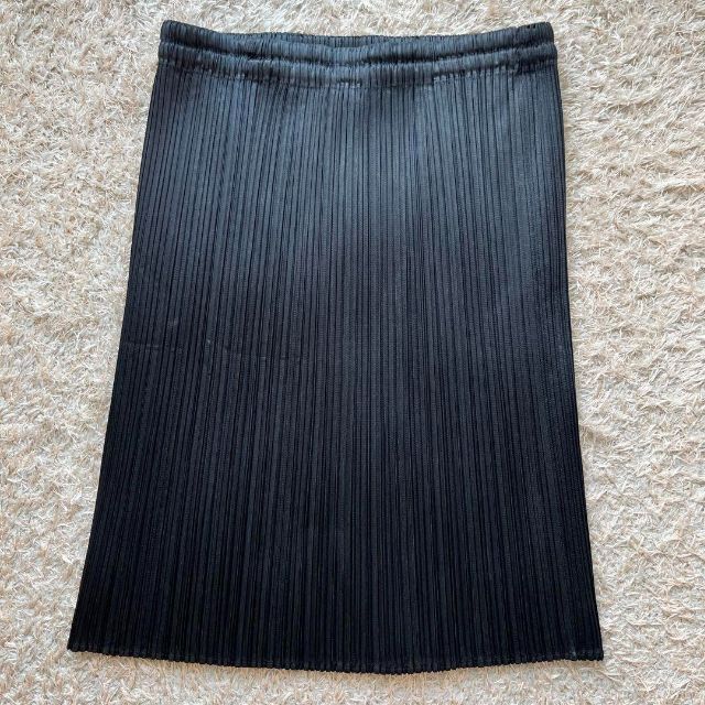 PLEATS PLEASE ISSEY MIYAKE(プリーツプリーズイッセイミヤケ)の【未使用に近い】PLEATS PLEASE ひざ丈プリーツスカート ブラック 3 レディースのスカート(ひざ丈スカート)の商品写真