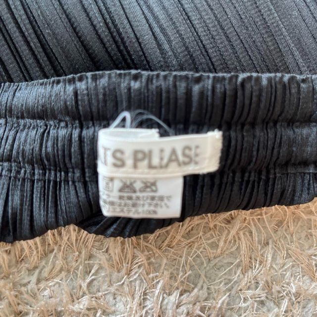 PLEATS PLEASE ISSEY MIYAKE(プリーツプリーズイッセイミヤケ)の【未使用に近い】PLEATS PLEASE ひざ丈プリーツスカート ブラック 3 レディースのスカート(ひざ丈スカート)の商品写真