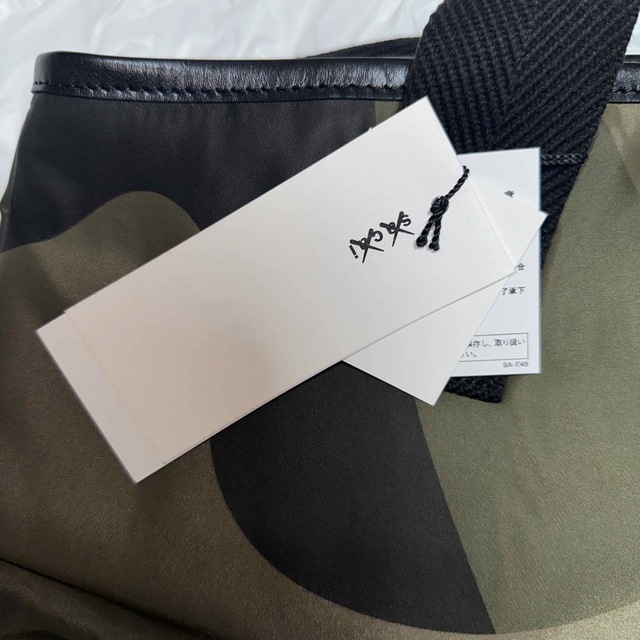 sacai(サカイ)のsacai × KAWS トートバッグ Mサイズ カモフラ 迷彩 ミリタリー レディースのバッグ(トートバッグ)の商品写真