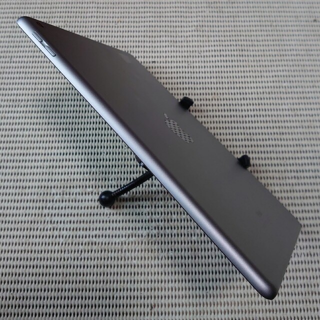 完動品液晶無傷iPad第6世代(A1893)本体32GBグレイWi-Fiモデル