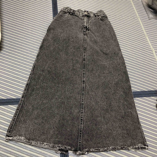 Right-on(ライトオン)のケミカルブラックデニムセミフレアスカート レディースのスカート(ロングスカート)の商品写真