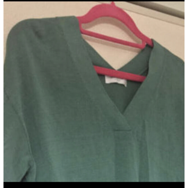 OPAQUE.CLIP(オペークドットクリップ)のグリーンVネック レディースのトップス(Tシャツ(長袖/七分))の商品写真
