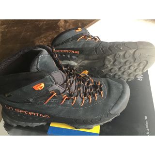 スポルティバ(LA SPORTIVA)の【美品】トレッキング　La Sportiva TX4 Mid GTX カーボン(登山用品)