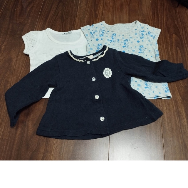 familiar(ファミリア)の80サイズ　Tシャツ2枚（familiar＆ユニクロ）長袖カーディガン（送料込） キッズ/ベビー/マタニティのベビー服(~85cm)(Ｔシャツ)の商品写真