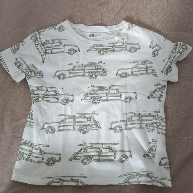 H&M(エイチアンドエム)の車柄　半袖　Tシャツ　120ぐらい キッズ/ベビー/マタニティのキッズ服男の子用(90cm~)(Tシャツ/カットソー)の商品写真