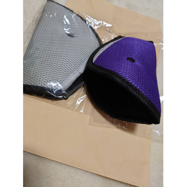 シートベルトカバー　2個セット　紫色　グレー　パッド　サポート　子供用　キッズ キッズ/ベビー/マタニティの外出/移動用品(自動車用チャイルドシートカバー)の商品写真