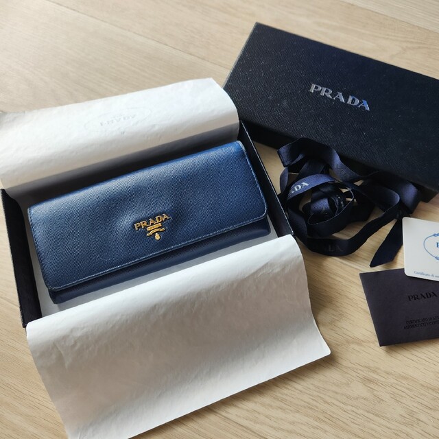 PRADA(プラダ)のPRADA プラダ　長財布　ブルー　ライトブルー　水色 レディースのファッション小物(財布)の商品写真