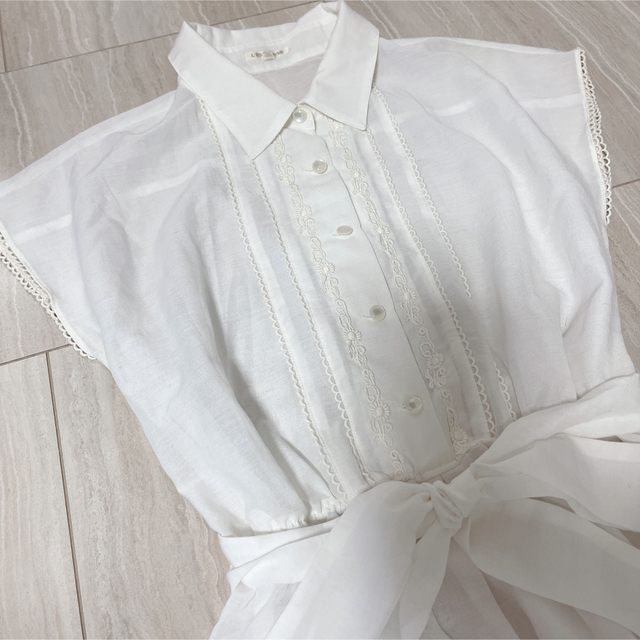 L'EST ROSE(レストローズ)のホワイト リボン 花 刺繍 ワンピース レディースのワンピース(ひざ丈ワンピース)の商品写真