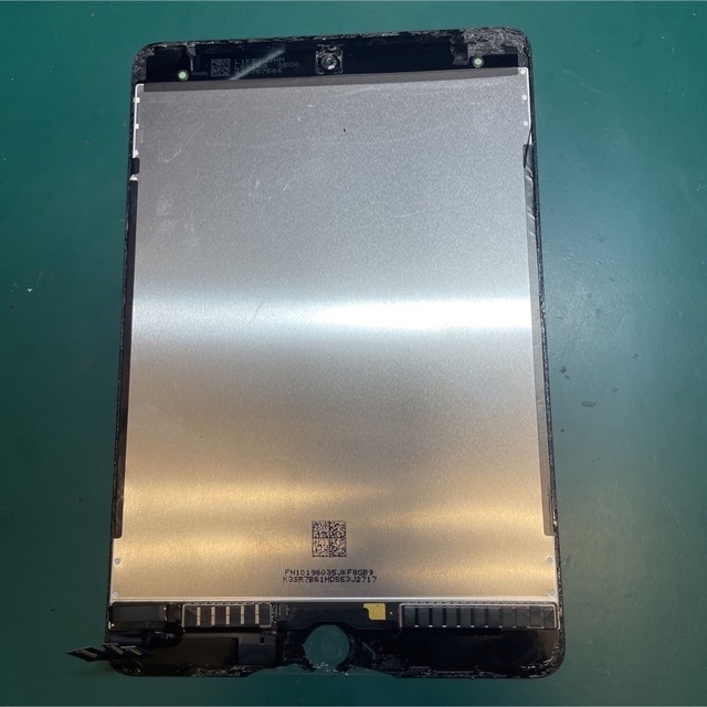 iPad(アイパッド)の【ジャンク】iPad mini5 ガラス割れ液晶アセンブリ白黒 スマホ/家電/カメラのPC/タブレット(その他)の商品写真