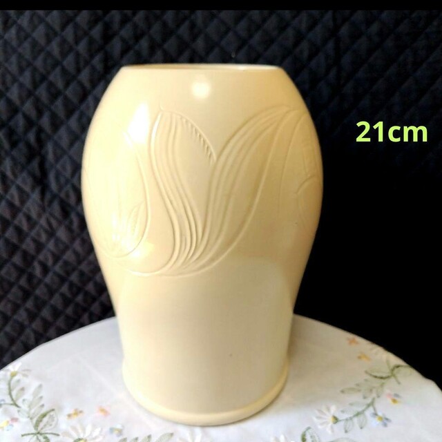 ❇️スージークーパー、アール・デコ、チューリップ柄の彫り物の大きな花びん21cm | フリマアプリ ラクマ
