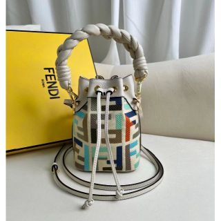 フェンディ ミニバッグの通販 600点以上 | FENDIを買うならラクマ フェンディ ミニバッグの通販 600点以上 | FENDIを買うならラクマ