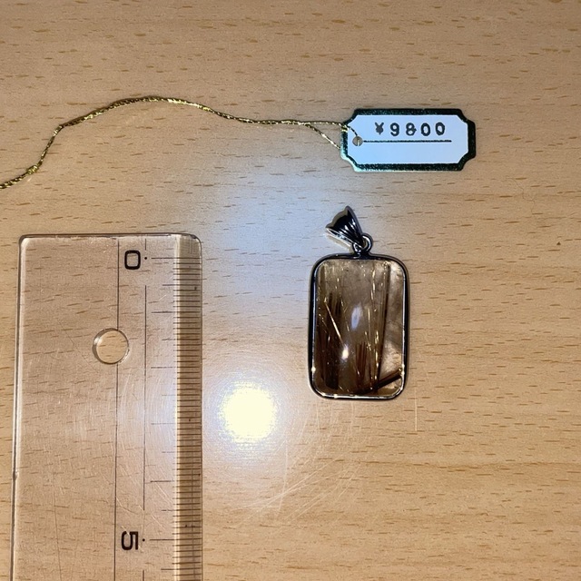 茶色の針入り水晶のペンダントトップ