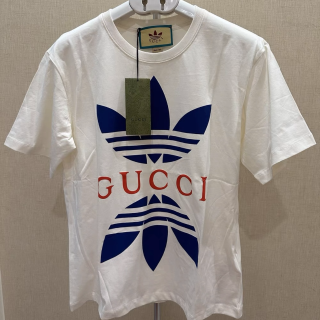 Gucci - GUCCI×adidas ロゴプリントクルーネック半袖Tシャツ ホワイト 