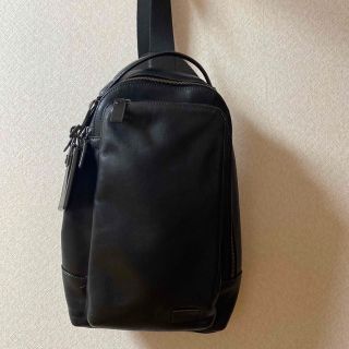 トゥミ(TUMI)のTUMI Harryson ボディバック　63010D レザー　⭐️値下げ(ボディーバッグ)