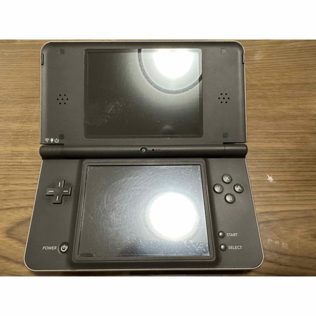 任天堂(ニンテンドウ)のDSI LL ダークブラウン エンタメ/ホビーのゲームソフト/ゲーム機本体(家庭用ゲーム機本体)の商品写真