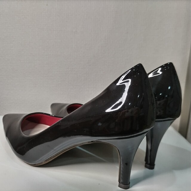 美品ブラックエナメルパンプス24.0cm レディースの靴/シューズ(ハイヒール/パンプス)の商品写真