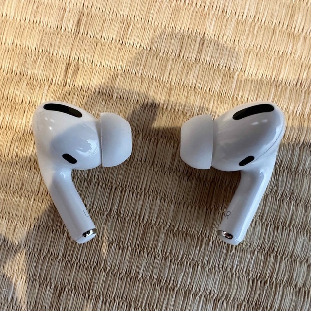 Apple(アップル)のAirPods Pro MWP22J/A スマホ/家電/カメラのオーディオ機器(ヘッドフォン/イヤフォン)の商品写真