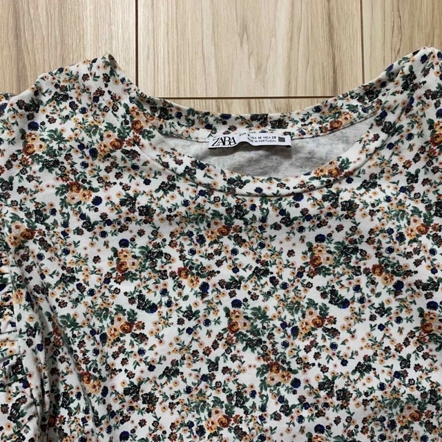 ZARA(ザラ)の【van0101様専用】ZARA 花柄Tシャツ　フリル袖　Mサイズ レディースのトップス(Tシャツ(半袖/袖なし))の商品写真