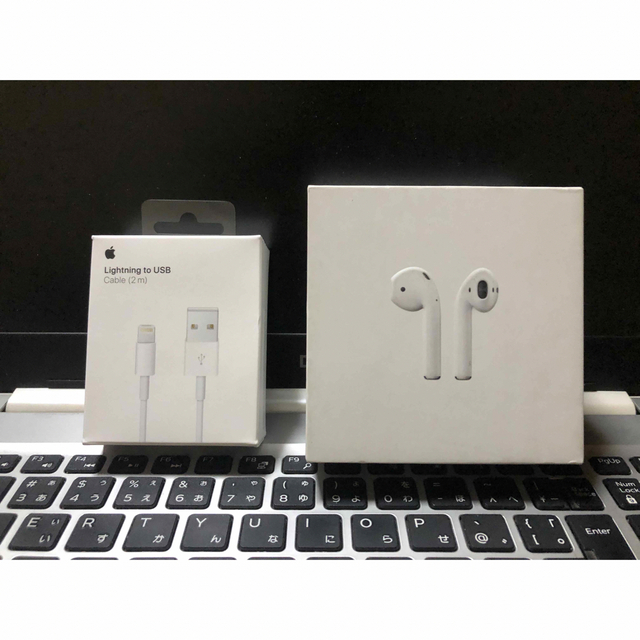 Apple(アップル)のAirPods（第2世代） スマホ/家電/カメラのオーディオ機器(ヘッドフォン/イヤフォン)の商品写真