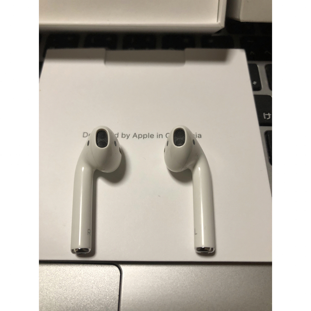 Apple(アップル)のAirPods（第2世代） スマホ/家電/カメラのオーディオ機器(ヘッドフォン/イヤフォン)の商品写真