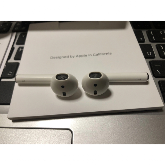 Apple(アップル)のAirPods（第2世代） スマホ/家電/カメラのオーディオ機器(ヘッドフォン/イヤフォン)の商品写真