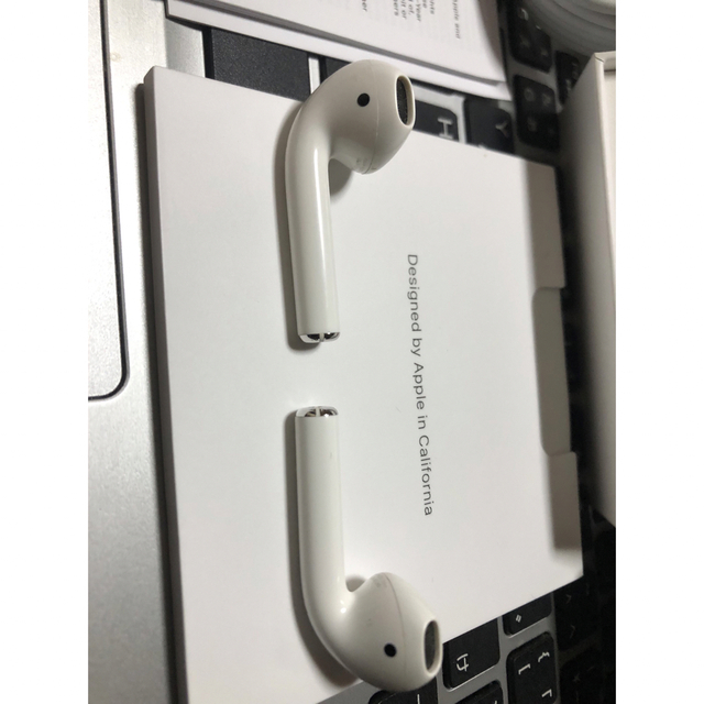 Apple(アップル)のAirPods（第2世代） スマホ/家電/カメラのオーディオ機器(ヘッドフォン/イヤフォン)の商品写真