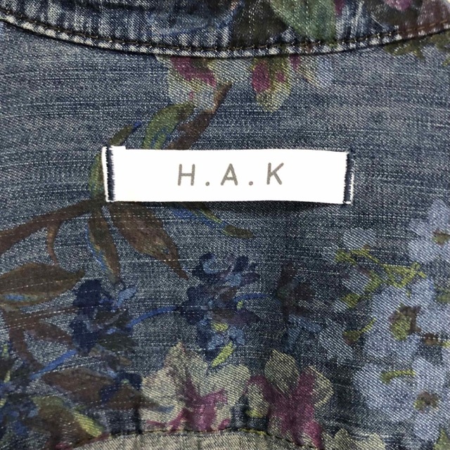 H.A.K(ハク)のH.A.K フラワープリントライトデニムブラウス レディースのトップス(シャツ/ブラウス(長袖/七分))の商品写真