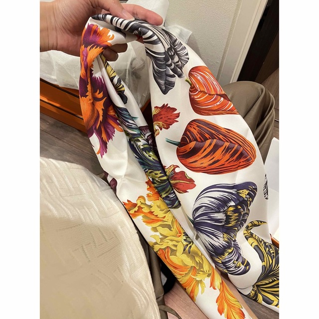 Hermes(エルメス)の新品.未使用 エルメス　カレ 90 《チューリップマニア》 レディースのファッション小物(マフラー/ショール)の商品写真